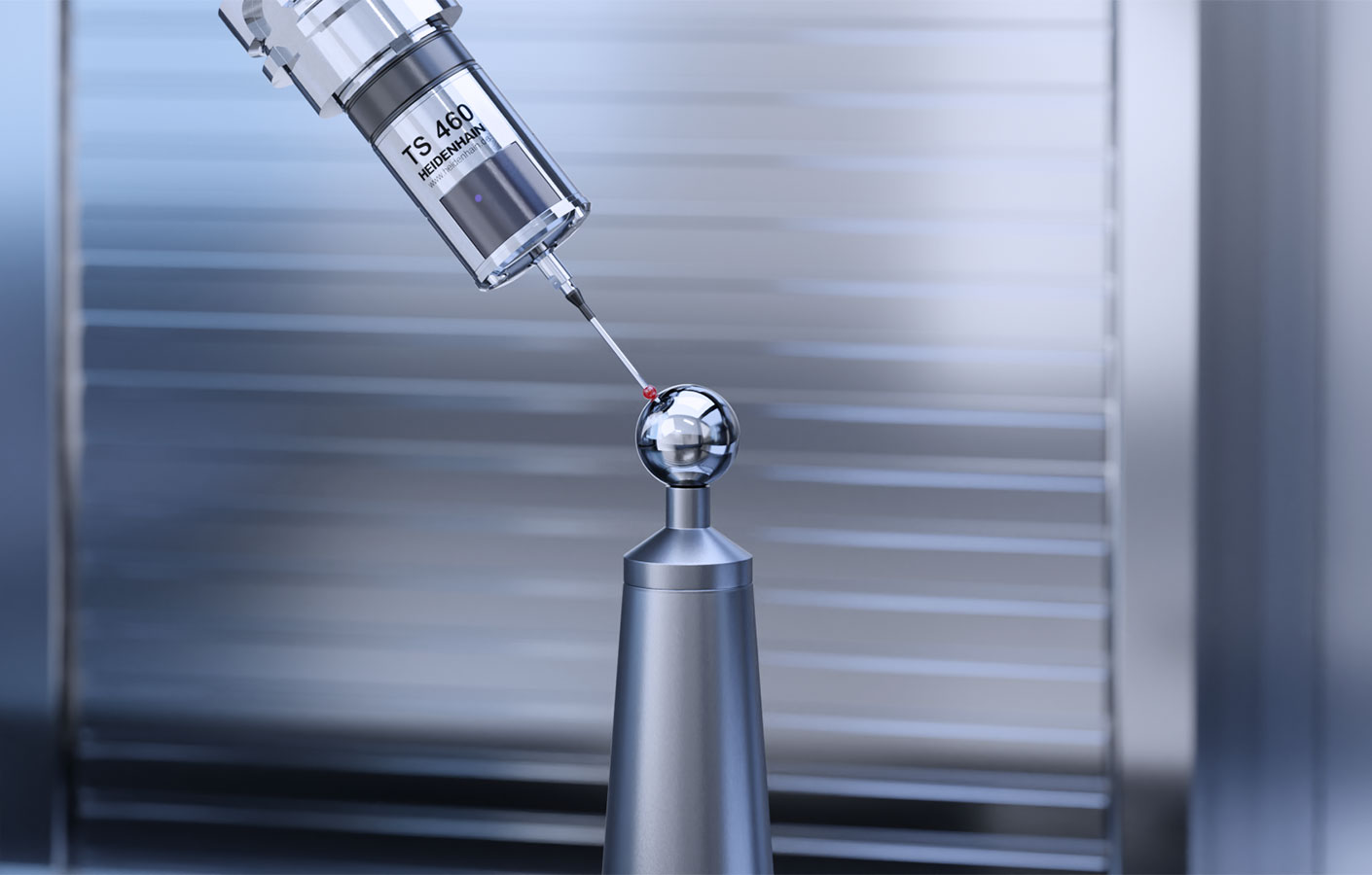 Option KinematicsOpt Messsensor tastet eine Kugel auf einem Prüfkörper ab, um geometrische Abweichungen der Maschine zu ermitteln