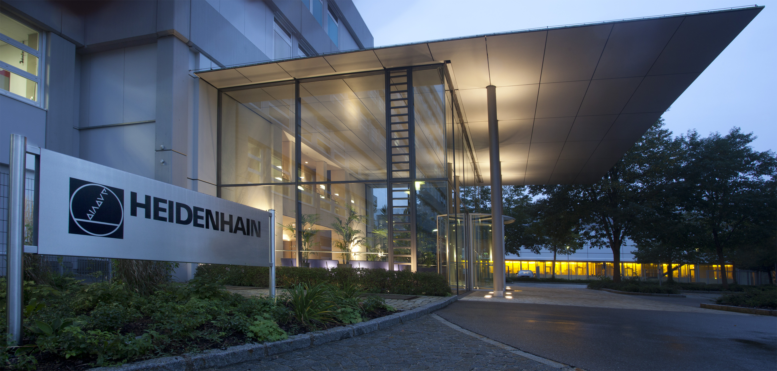 HEIDENHAIN Empfangsgebäude Modernes HEIDENHAIN Empfangsgebäude mit Glasfassade und überdachtem Eingangsbereich