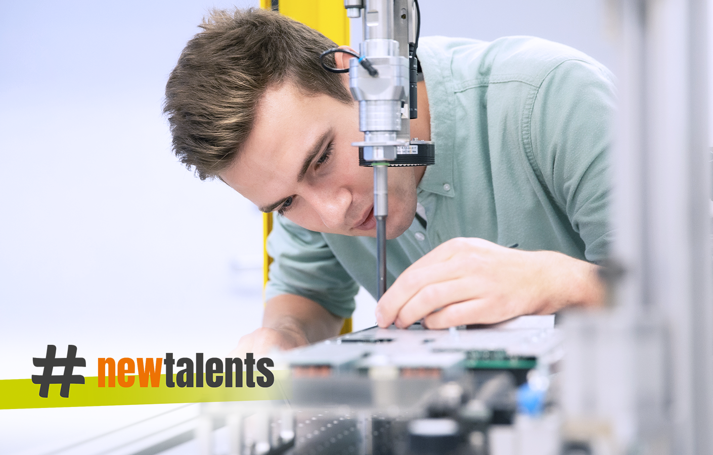 Einblick ins Maschinenbaustudium Person arbeitet an einem technischen Prüfaufbau