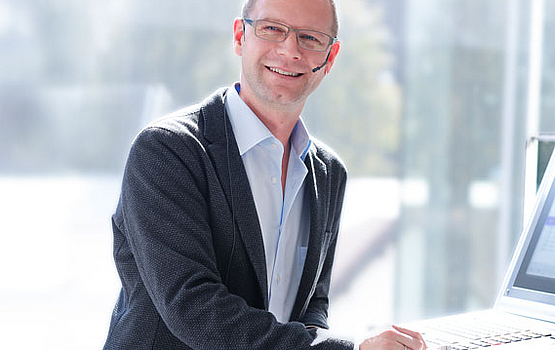 Person an einem Computerterminal Person arbeitet an einem Computerterminal