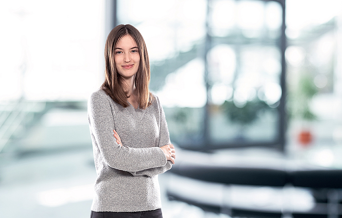Carolin im Bachelorstipendium Person steht in einem hellen Innenbereich
