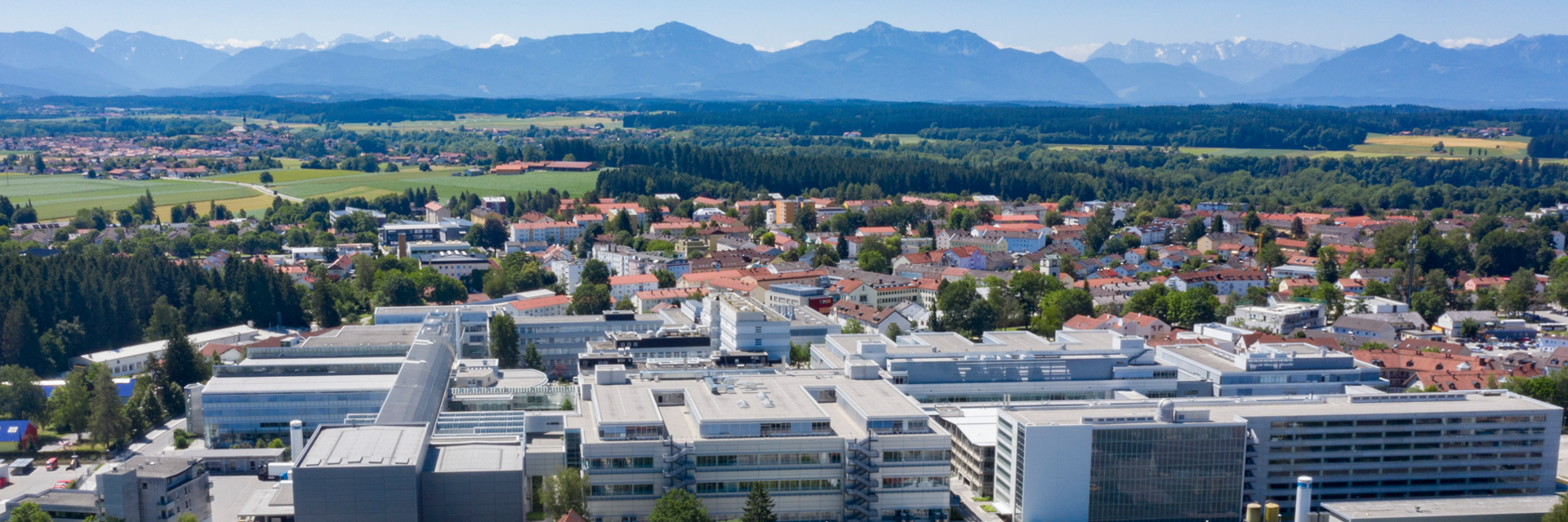 Firmengelände mit Alpenpanorama Luftaufnahme des Firmengeländes mit Blick über Traunreut und die Alpen